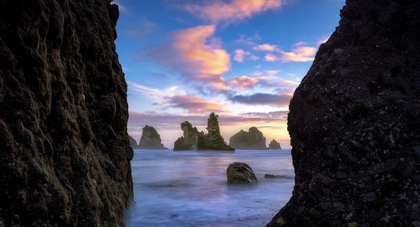 Обои на рабочий стол Пляж Мотукиеки - Новая Зеландия, вид из грота, фотограф Timothy Poulton