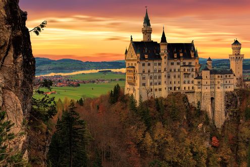 Обои на рабочий стол Замок Neuschwanstein / CastleНойшванштайн, скрытый в лесах Баварских Альп, фотограф Johannes Plenio