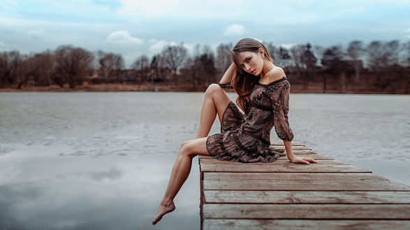 Обои на рабочий стол Модель Галина Котова сидит на мостике у воды, by Георгий Чернядьев