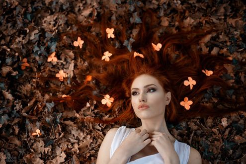 Обои на рабочий стол Модель Valentina Galassi / Валентина Галасси лежит в листве, с цветами на волосах, фотограф Alessandro Di Cicco
