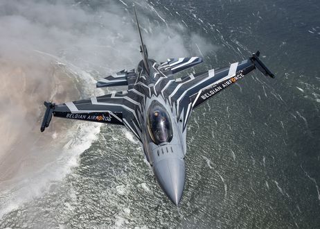 Обои на рабочий стол Многофункциональный и легкий истребитель F-16 летит над морем