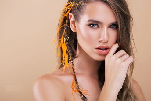 Обои на рабочий стол Девушка держит руку у лица, фотограф Viktoriia Iesipova