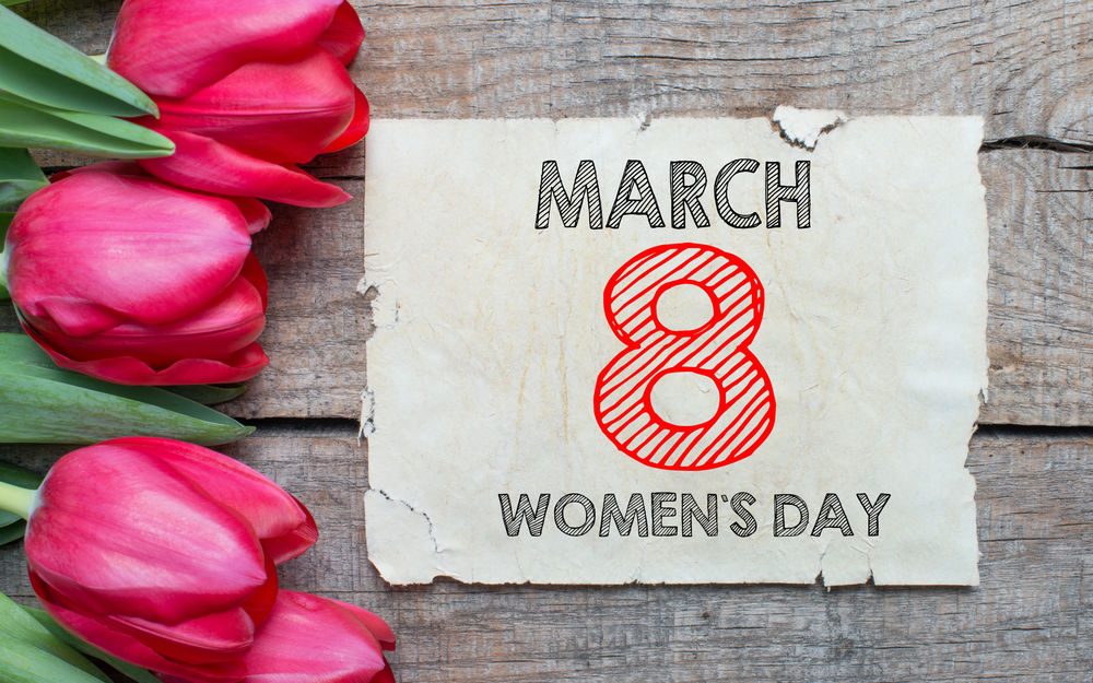 Обои для рабочего стола Розовые тюльпаны лежат рядом с запиской, на которой написано 8 march, Womans Day / 8 марта, Международный женский день