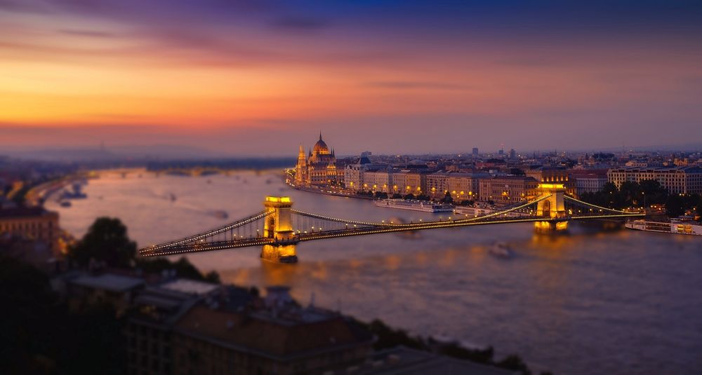 Обои для рабочего стола Мост через Дунай и панорама Будапешта / Budapest в сумерках
