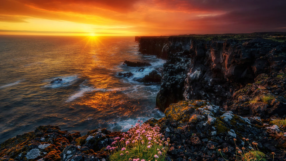 Обои для рабочего стола Горное побережье на закате солнца, Iceland / Исландия, фотограф Blai Figueras