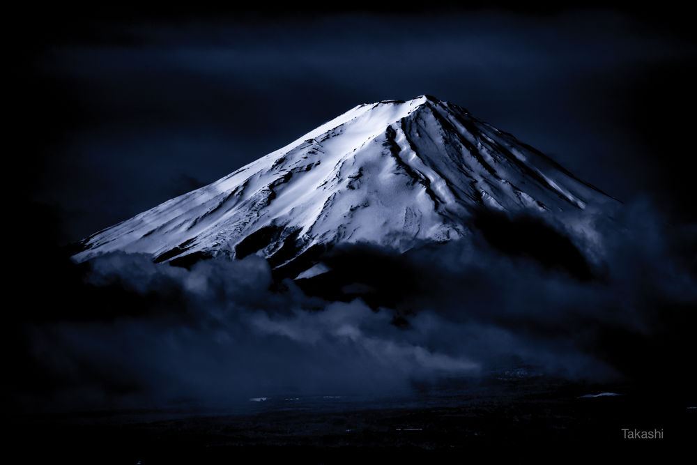 Обои для рабочего стола Снежная вершина горы Fuji / Фудзияма. Фотограф Takashi