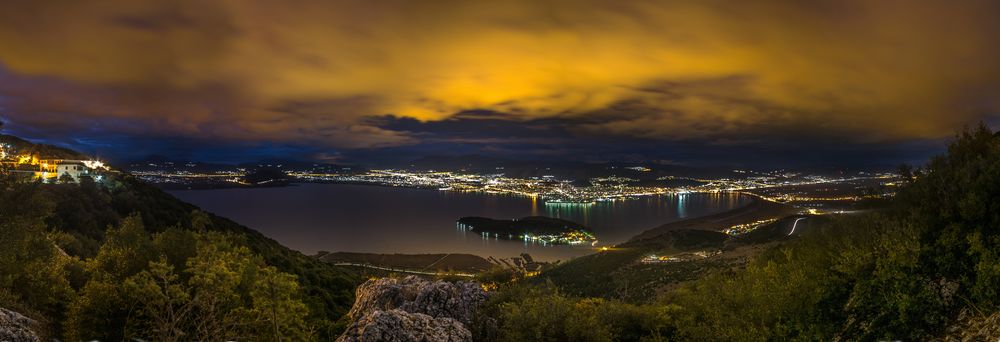 Обои для рабочего стола Озеро Иоанина, Греция / Ioannina lake, Greece, панорама города на закате солнца, by Atlanatios Atlantas