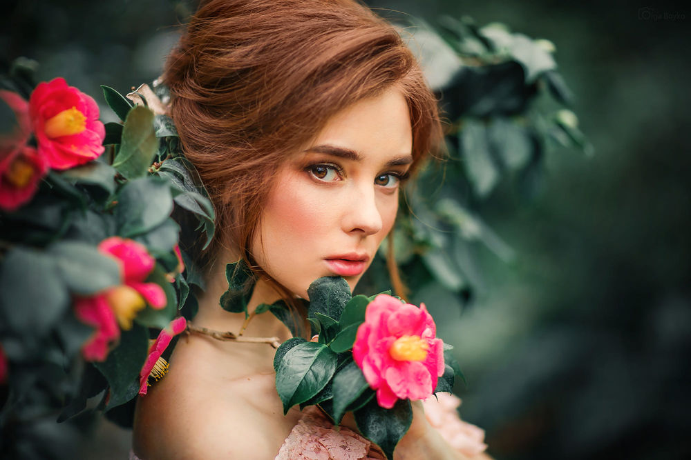 Обои для рабочего стола Модель Александра стоит у куста роз, фотограф Olga Boyko
