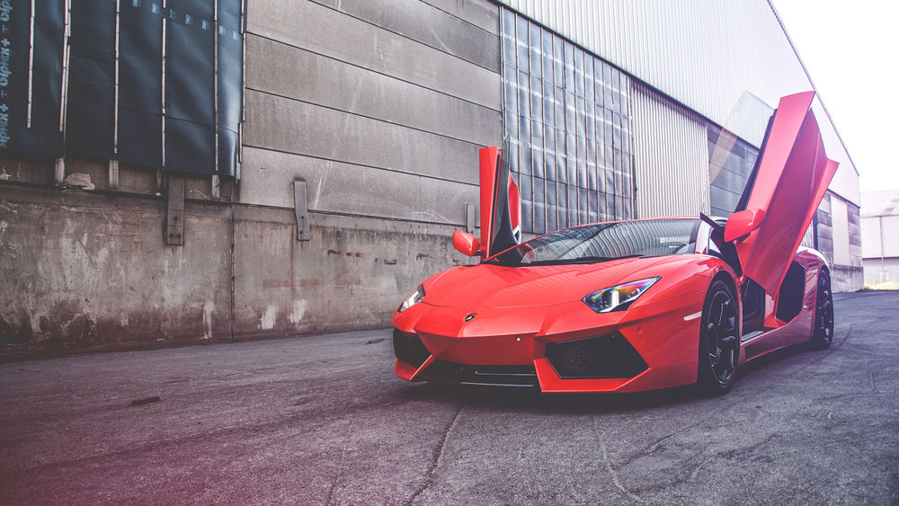 Обои для рабочего стола Lamborghini Aventador LP 700-4 возле здания