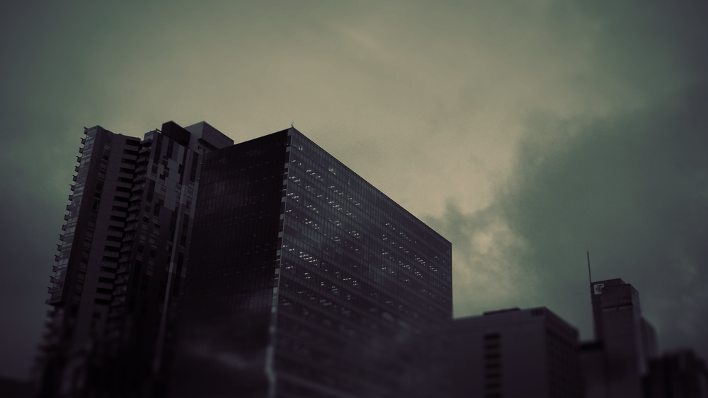 Обои для рабочего стола Серое многоэтажное здание на фоне пасмурного неба, by TehShimmy
