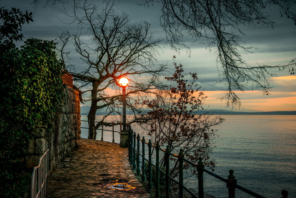 Обои для рабочего стола Каменная дорожка на окраине Opatija, Croatia / Опатии, Хорватия с вечерним видом на залив Kvarner / Кварнер, фотограф Bernd Thaller