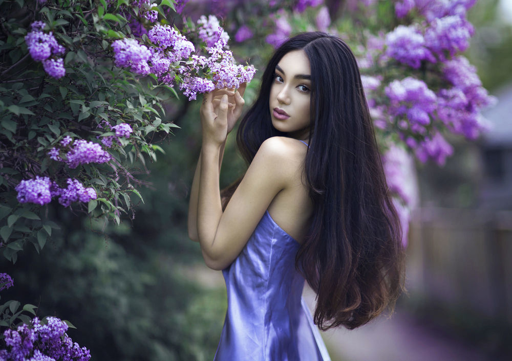 Обои для рабочего стола Модель Диана у куста сирени, фотограф Irene Rudnyk