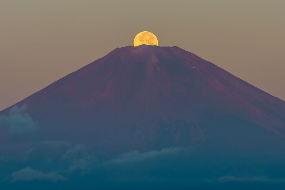 Обои для рабочего стола Луна над горой Fuji, Japan / Фудзи, Япония