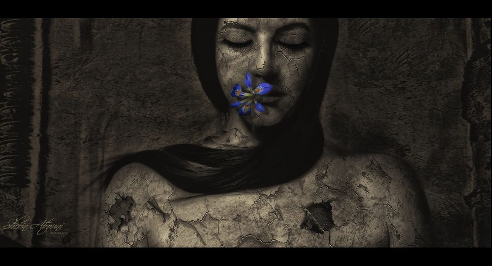 Обои для рабочего стола Девушка с ирисом во рту, фотограф sherin atrouni