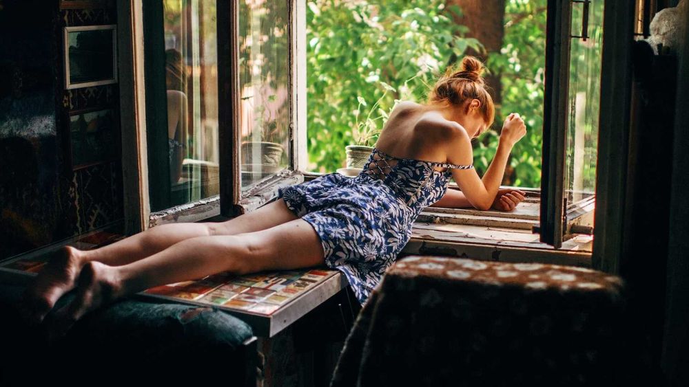 Обои для рабочего стола Девушка у окна, фотограф Marat Safin