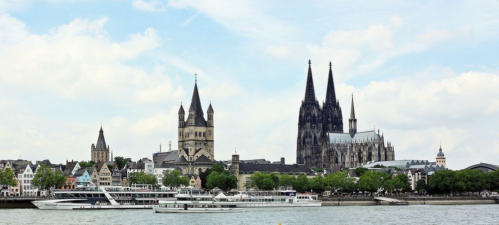 Обои для рабочего стола Вид на знаменитый Кельнский собор / Kоlner Dom со стороны реки Рейн