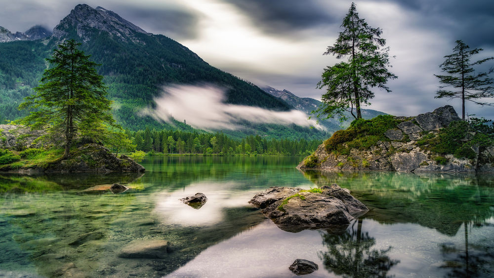 Обои для рабочего стола Небольшие островки с деревьями на озере Hintersee, Bavaria / Хинтерзее, Бавария, фотограф Oliver