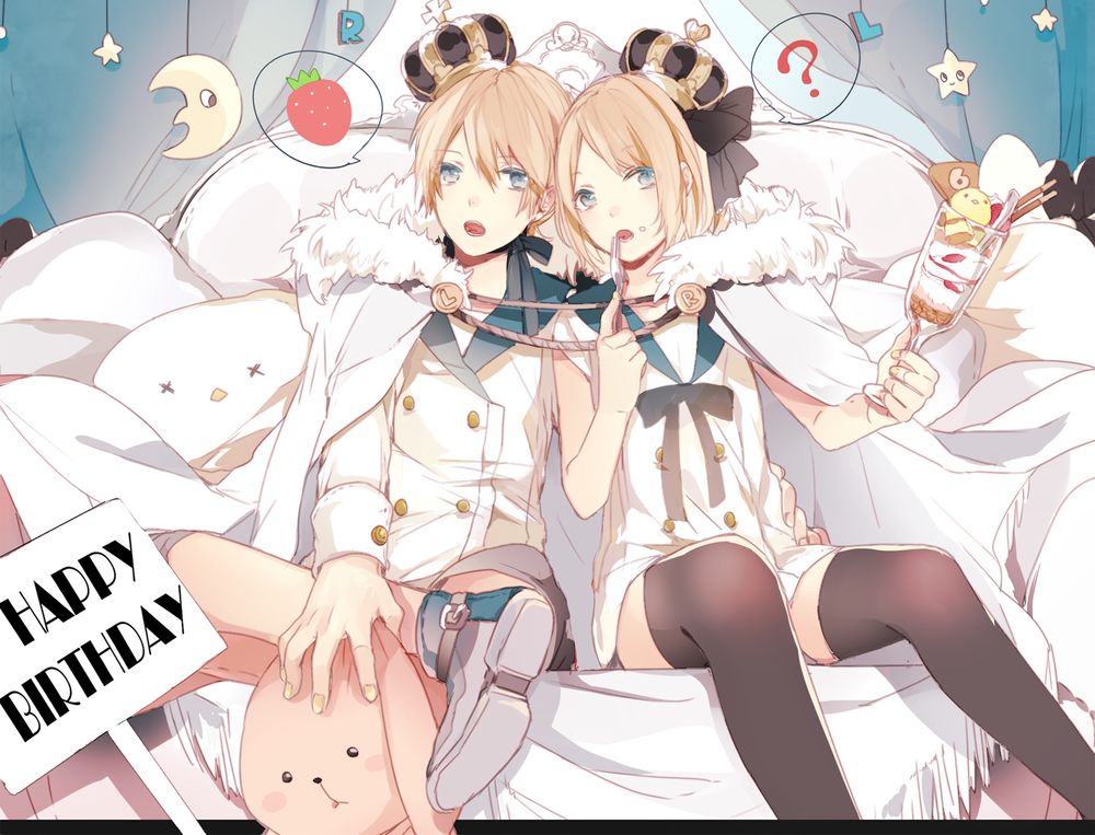 Обои для рабочего стола Vocaloids Kagamine Rin & Len / вокалоиды Кагамине Рин и Лен в коронах сидят на диване со сладостями и игрушками, happy birthday