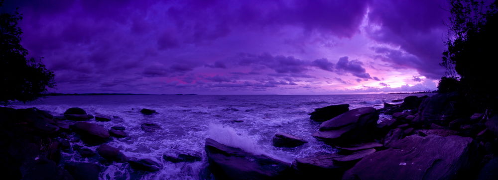 Обои для рабочего стола Фиолетовый закат на побережье в шторм