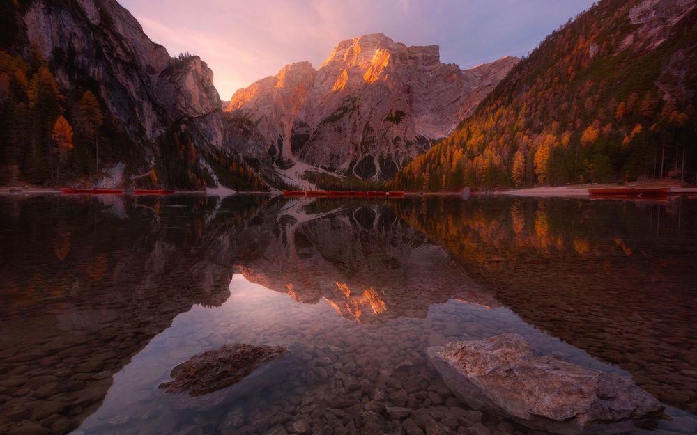 Обои для рабочего стола Отражение гор в чистой воде неглубокого озера Lago di Braies / Брайес, Южный Тироль Италии, by Patrick Marson Ong