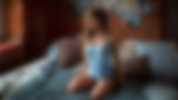 Обои на рабочий стол Модель Алина с длинными волосами и в нижнем белье позирует, стоя на коленях на кровати, фотограф Михаил Герасимов
