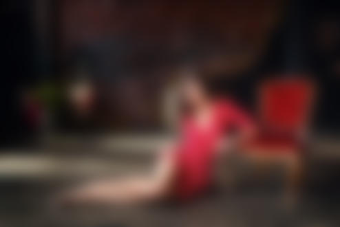 Обои на рабочий стол Модель Лиза сидит на полу у стула. Фотограф Sergey Kalabushkin