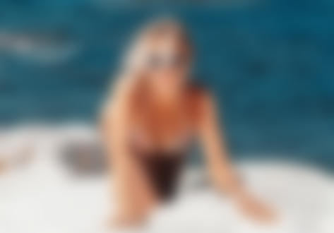 Обои на рабочий стол Дeвушка в купальнике и очках на фоне моря, фотограф Stephanos G