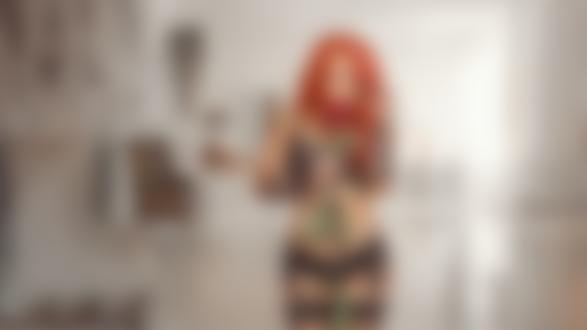 Обои на рабочий стол Рыжая девушка в татуировках стоит с розой