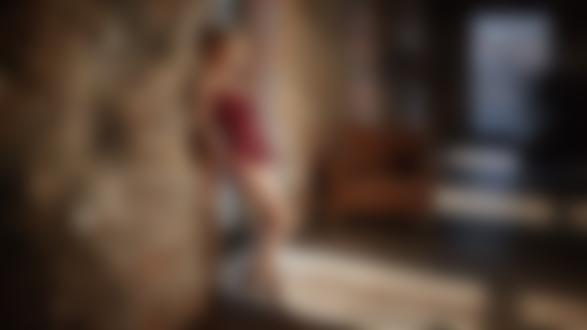 Обои на рабочий стол Модель Марта Громова стоит у стены, фотограф Георгий Чернядьев