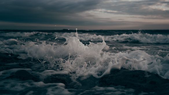 Обои на рабочий стол Пенистая морская волна
