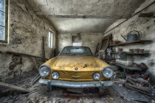 Обои на рабочий стол Старенькая машина марки Fiat / Фиат стоит в старом гараже