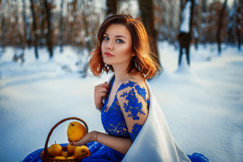 Очаровательная Голая Девушка Позирует Зимой На Снегу