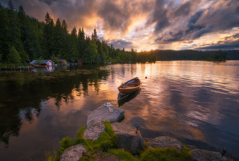 Обои на рабочий стол Пришвартованная лодка к камню на озере Ringerike, Norway / Рингерике, Норвегия, фотограф Ole Henrik Skjelstad