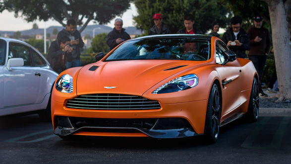 Обои на рабочий стол Aston Martin на выставке