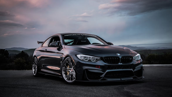 Обои на рабочий стол Черный BMW на фоне пейзажа