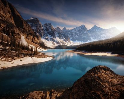 Обои на рабочий стол Озеро Moraine / Морейн у подножия гор в Канаде, фотограф Juan Pablo de Miguel