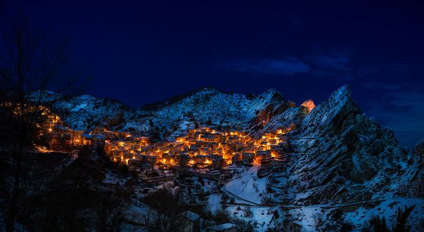Обои на рабочий стол Ночной вид деревни Castelmezzano, Potenza, Italy / Кастельмеццано, Потенца, Италия, by 12019