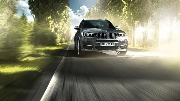 Обои на рабочий стол BMW мчится по дороге