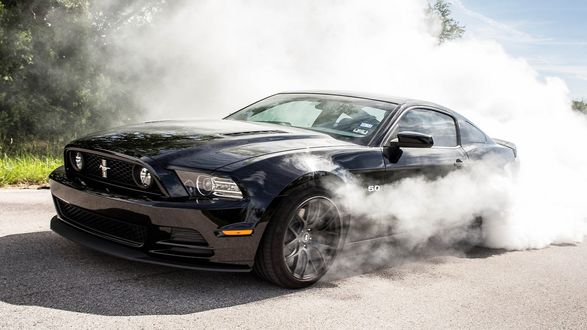 Обои на рабочий стол Ford Mustang дрифтует на дороге