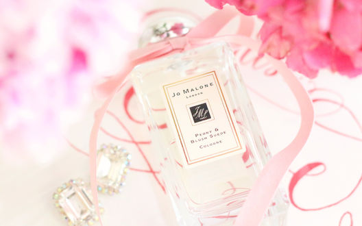 Обои на рабочий стол Духи jo malone london с ленточкой на крышке