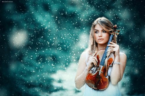 Обои на рабочий стол Девушка Мара / Mara Cammarota. со скрипкой на боке фоне с падающим снегом, by Alessandro Di Cicco