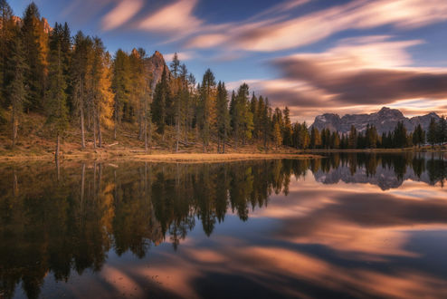 Обои на рабочий стол Облачное небо и его отражение в озере Lago dAntorno, фотограф Natassa Triantafillou