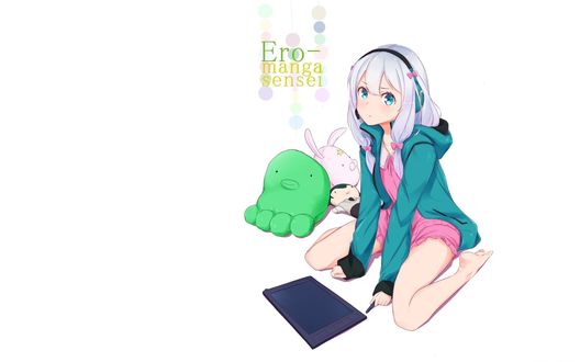 Обои на рабочий стол Sagari Izumi сидит перед ноутбуком, рядом плюшевые игрушки из аниме Ero-manga Sensei
