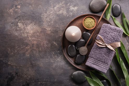 Обои на рабочий стол Spa-набор: зажженная свеча, камешки, морская соль, махровое полотенце и листья бамбука