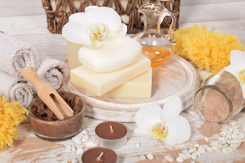 Обои на рабочий стол Spa-набор: свечи, орхидеи, морская соль, камешки, махровое полотенце и мыло