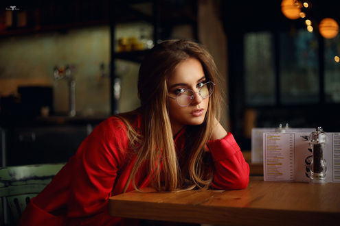 Обои на рабочий стол Модель Елизавета в очках сидит за столом, фотограф Dmitry Arhar