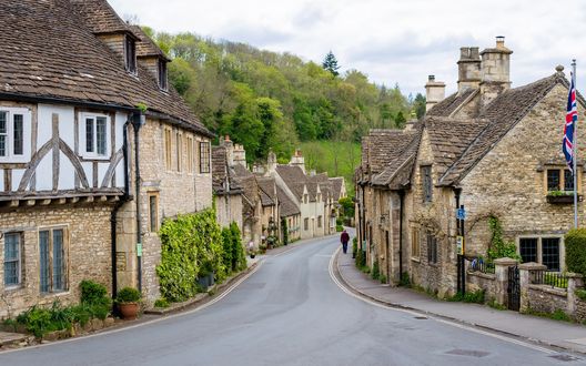 Обои на рабочий стол Улочка с маленькими домами в деревне Касл Комб / Castle Combe в Англии