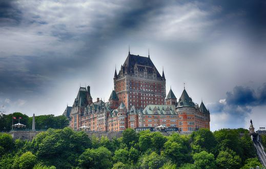 Обои на рабочий стол Замок в городе Quebec, Chateau Frontenac / Квебек, Шато-Фронтенак, утопающий в зелени