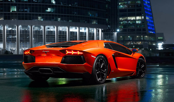 Обои на рабочий стол Оранжевый Lamborghini Aventador в ночном городе