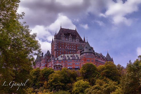 Обои на рабочий стол Замок в городе Quebec, Chateau Frontenac / Квебек, Шато-Фронтенак, утопающий в зелени